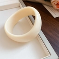 Brazalete geométrico minimalista de acrílico blanco crema con acabado de resina grueso - Blanco