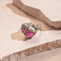Detalle de anillo plateado con cristales de colores sobre base de piedra natural - Arte Grotesco Irregular (HR2617) / Corazón Rosa