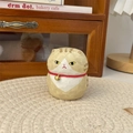Dettaglio del gatto intagliato a mano in legno con venature su un tappetino intrecciato - Gatto con Campanello Tigrato Arancione Grande