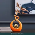 Scultura moderna in ceramica arancione con sfera dorata, misura piccola 17x6x27cm - Stile Chen Ge Singolo / Oro Arancio (Corto)