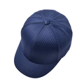 Primer plano del tejido de malla azul marino transpirable y las costuras de la gorra deportiva - Gorra de béisbol de ala corta / Azul marino