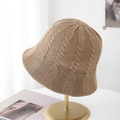 Atmungsaktiver Strick-Fischerhut mit Zopfmuster auf goldenem Displayständer - M (56-58cm) / Khaki
