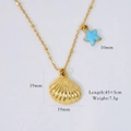 Detalle macro de collar de concha de oro 14K con estrella de mar azul y especificaciones - Estrella de mar azul Concha