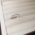 Detailopname van een zilveren dubbellaagse open ring met een matte gezandstraalde textuur - 7# Bloem Stijl (Zilver)