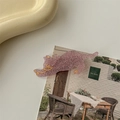 Primer plano detallado de una pinza para el pelo de gato con purpurina rosa en tarjeta - Rosa