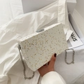 Weiße Box-Clutch mit bunten Sternenmustern und silbernem Ketten-Schulterriemen - Weiß