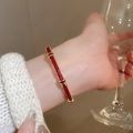 Bracelet élégant en cuir tressé rouge avec motif de croix X dorée pour femme - Jonc Tressé à Croix en X Rouge