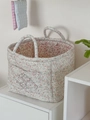 Detail eines geblümten gesteppten Aufbewahrungskorbs mit Griffen und vorderer Tasche - Grüne Blätter Kleine Rosa Blumen