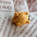 Divertida pinza para el pelo con forma de nugget de pollo frito y textura realista - Pollo Entero Frito