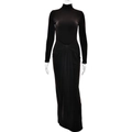 Vue détaillée de la robe en velours noir avec col montant et élégant drapé à la taille - S / Café