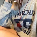 Détail d'un collier pendentif mini sac rouge porté par un mannequin sur un sweat - 17# Collier-Rouge Vin