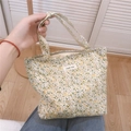 Dettaglio della borsa da pranzo in tela a fiori con zip ed etichetta simple wish - Giallo Oca Floreale
