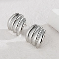 Pendientes de plata minimalistas con textura ondulada sobre fondo de piedra blanca - Color Acero