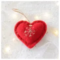 Dettaglio di cuore in feltro rosso con ricamo di fiocchi di neve e bottone in legno - Cuore / Rosso