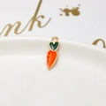 Vue macro d'un pendentif carotte en alliage avec émail orange et feuille en cœur - 01# Orange Petite Carotte
