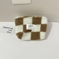 Détail du sac de rangement en peluche à damier avec texture douce et étiquette tissée - Style Peluche / Damier Kaki