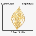 Detailansicht eines goldenen Blattanhängers mit Maßen von 5,0 cm Höhe und 3,0 cm Breite - Gold