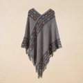 Dettaglio del poncho in maglia grigia con scollo a V, frange e motivi colorati - Grigio Diamante