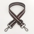 Detailansicht brauner Nylon-Taschengurt mit weißem Pfeilmuster und dunklen Metallhaken - Kaffee Mit Gunmetal Schnalle
