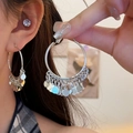 Dettaglio orecchini a cerchio in argento con pendenti a disco su modella - Stile Cerchio Grande con Nappa di Paillettes / Argento
