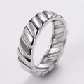 Detalle macro de la banda del anillo plateado estilo croissant con textura metálica - US 6 / Color Acero