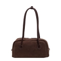 Bolso bajo el brazo minimalista de gamuza marrón oscuro con asas largas y forma redondeada - café
