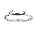 Détail du bracelet MAMA ajustable avec perles, strass roses et élément de cœur - Lettre MAMA avec Coeur (J)