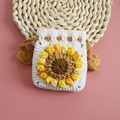 Minibolsa de ganchillo hecha a mano con diseño de girasol y detalles de corazón - Blanco
