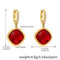Détail des boucles d'oreilles en acier doré avec cristaux rouges carrés à facettes - Or Rouge