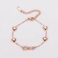 Pulsera de acero inoxidable oro rosa con dijes de corazón y letras artísticas de Love - Oro rosa