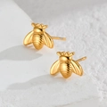 Minimalistische Bienen-Ohrstecker mit 18K Goldbeschichtung auf weißem Steingrund - Biene (E888-mf)