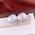 Vue macro de boucles d'oreilles C en argent avec fini brossé et détails en zircon - Argent Brossé (Tige en Argent) / Argenté