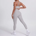 Détail de l'ensemble de yoga gris avec soutien-gorge croisé et legging taille haute - S / Haut Et Bas / Gris Givré
