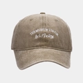 Primer plano del bordado blanco en gorra de béisbol de algodón lavado color marrón - Ajustable / Caqui