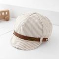 Detailansicht der Baby-Marine-Mütze mit Lederriemen und KUKUJI-Metalllogo-Akzent - 48cm (6 Monate-2 Jahre) / Khaki