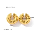 Dettaglio del grande orecchino a cerchio dorato intrecciato da 30mm di diametro e 10mm - Stile Intrecciato Oro (HF-E3575-G)