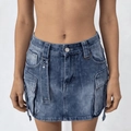 Dettaglio della gonna in denim a vita alta con ampie tasche cargo e tessuto lavato - S / Blu scuro
