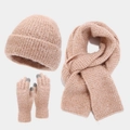 Dettaglio del set invernale in maglia grossa con sciarpa, berretto e guanti touch screen - Set 3 Pezzi in Maglia Grossa / Rosa Antico