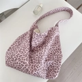 Dettaglio ravvicinato della borsa hobo leopardata capiente con texture spessa - Rosa