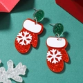 Détail macro de boucles d'oreilles Noël en acrylique avec flocon scintillant et disque - Gants Rouges (WEH3568)