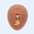 Piercing de nombril fleur dorée avec cristaux sur modèle en silicone bleu - Style Fleur Classique