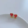 Elegantes pendientes de corazón dorados con circonita roja y detalle floral - Estilo Corazón Rojo (D2045)