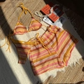 Dreiteiliges Häkel-Bikini-Set mit gestreiftem Neckholder-Top und passenden Strand-Shorts - Orangerot