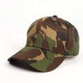 Dettaglio ravvicinato di un cappello da baseball in cotone mimetico con fori traspiranti - Regolabile / Caffè Scuro-Verde Militare