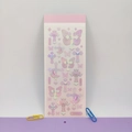Dettaglio adesivo laser 3D rosa con farfalle e lune lucide dall'effetto glitter - Stella Luna Farfalla