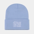 Detalle del gorro de punto acanalado azul claro con cita inspiradora bordada blanca - Azul claro