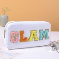 Weiße Kosmetiktasche mit GLAM-Chenille-Patch und goldenem Reißverschluss für Reisen - 4 Buchstaben GLAM / Weiß