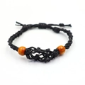 Detalle de pulsera de cordón negro tejida a mano ajustable con cuentas de madera marrón - Pulsera / Negro