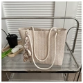 Detail der gewebten Stroh-Tote-Bag mit bedrucktem Seidenschal auf silbernem Wagen - Weiß