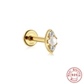 Macro-opname van de S925 zilveren piercing met parel en glanzende zirkonia op wit vlak - Goud Enkel #10 (Lineaire Kunstmatige Parel)